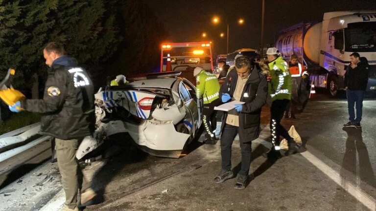 TEM Otoyolu’nda düzensiz göçmen taşıyan araç polis kovalamacasında kaza yaptı