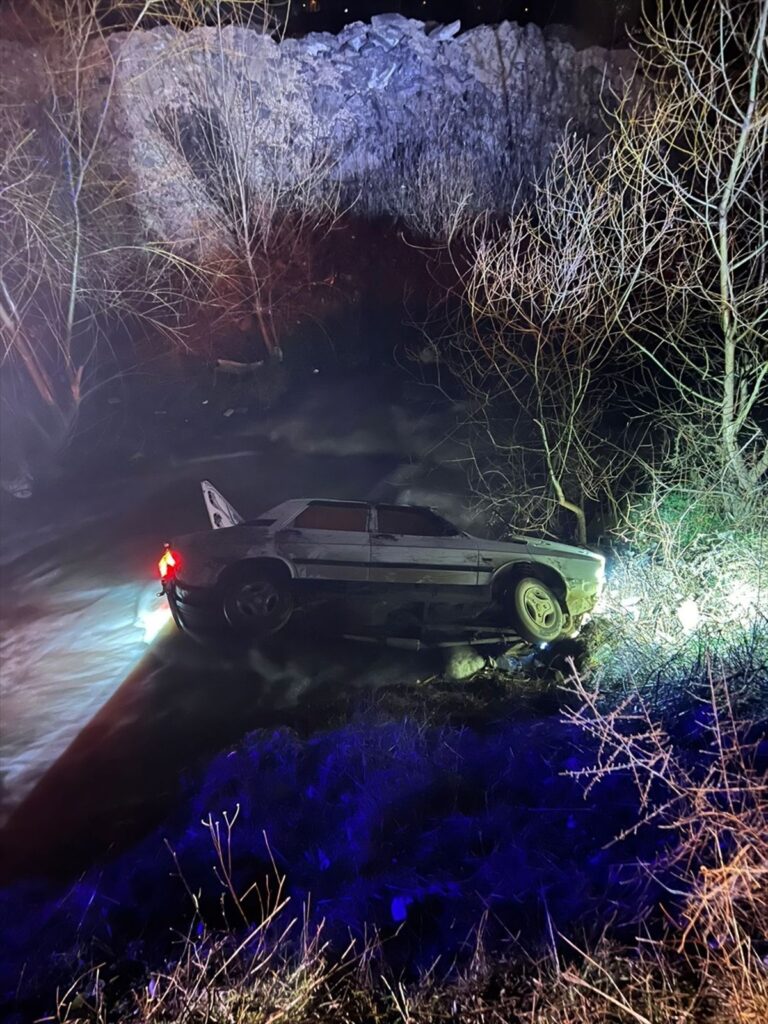 Tokat’ın Niksar ilçesinde otomobil dereye devrildi, 3 kişi yaralandı