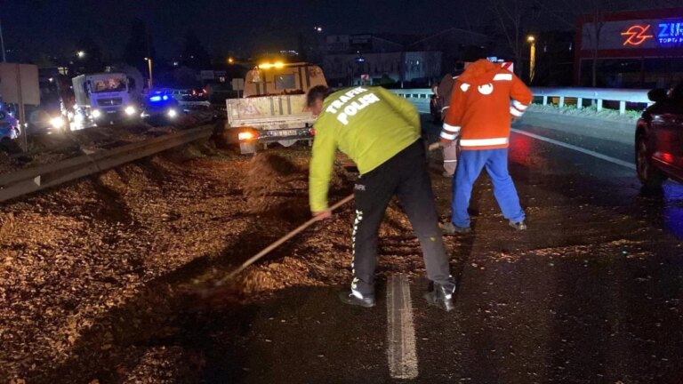 Trafik Polisi Devrilen Tırın Yola Dökülen Talaşını Temizledi