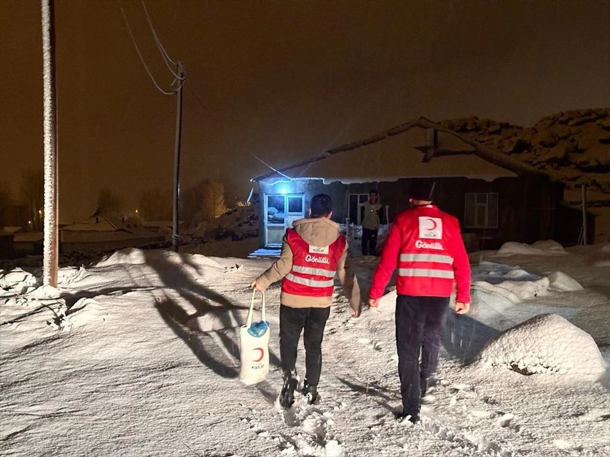 Türk Kızılay, Van’da Kış Yardımlarını Sürdürüyor