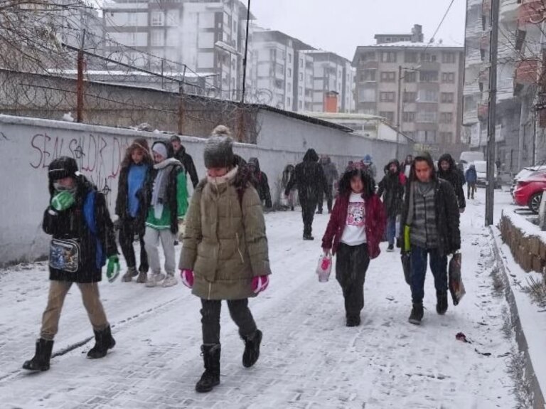 Van-Bahçesaray Kara Yolu 13 Gündür Kapalı Tutuluyor