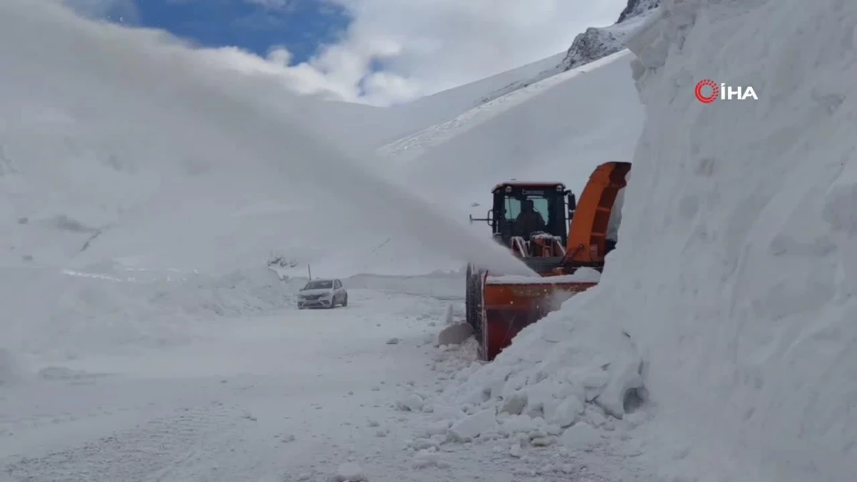 Van-Bahçesaray Karabet Geçidi’nde kar kalınlığı 2 metre 64 santimetreye ulaştı