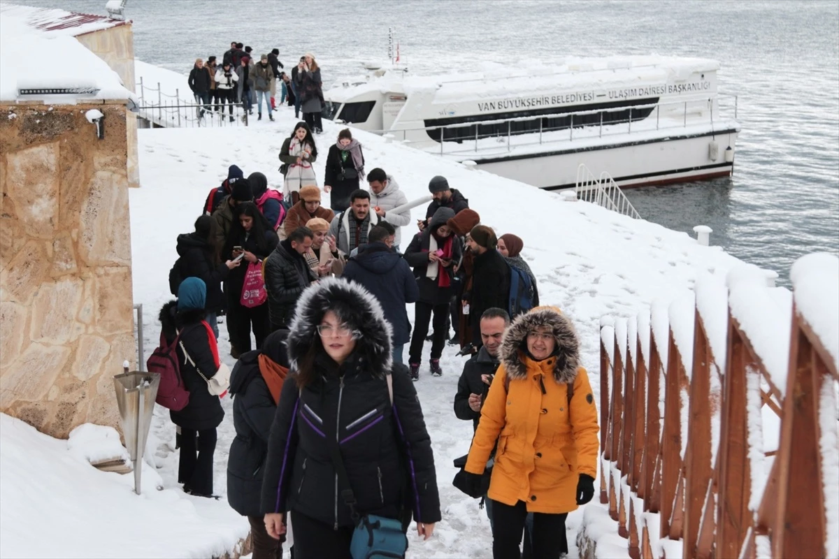 Van Büyükşehir Belediyesi Dijital ve Doğa Fotoğrafçılığı Kursu Öğrencileri Akdamar Adası’nı Görüntüledi