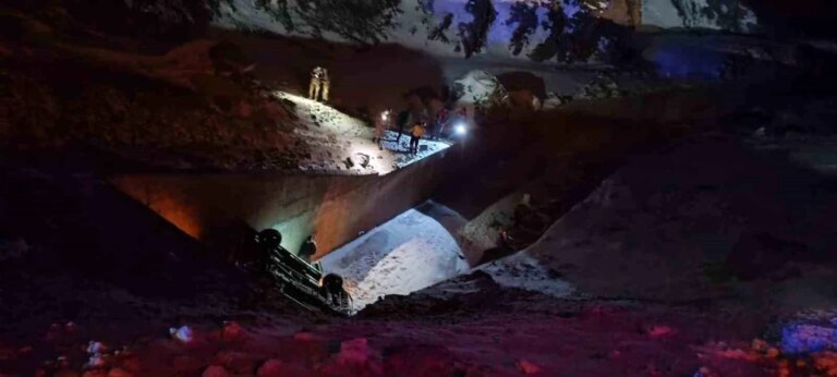 Van-Hakkari karayolunda fırtına ve buzlanma sonucu 5 kişi yaralandı