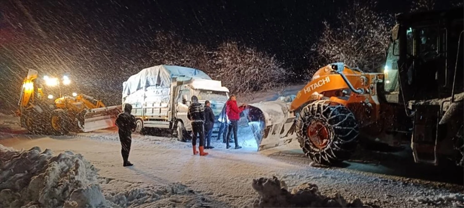 Van’da kar ve tipi nedeniyle yolda kalan kamyonet kurtarıldı