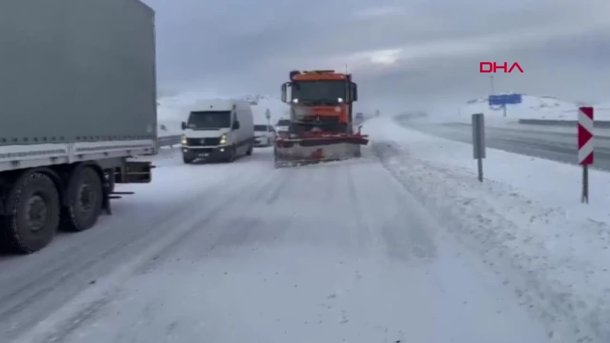 Van’ın Çaldıran ilçesindeki Tendürek Geçidi yoğun kar ve tipi nedeniyle kapandı