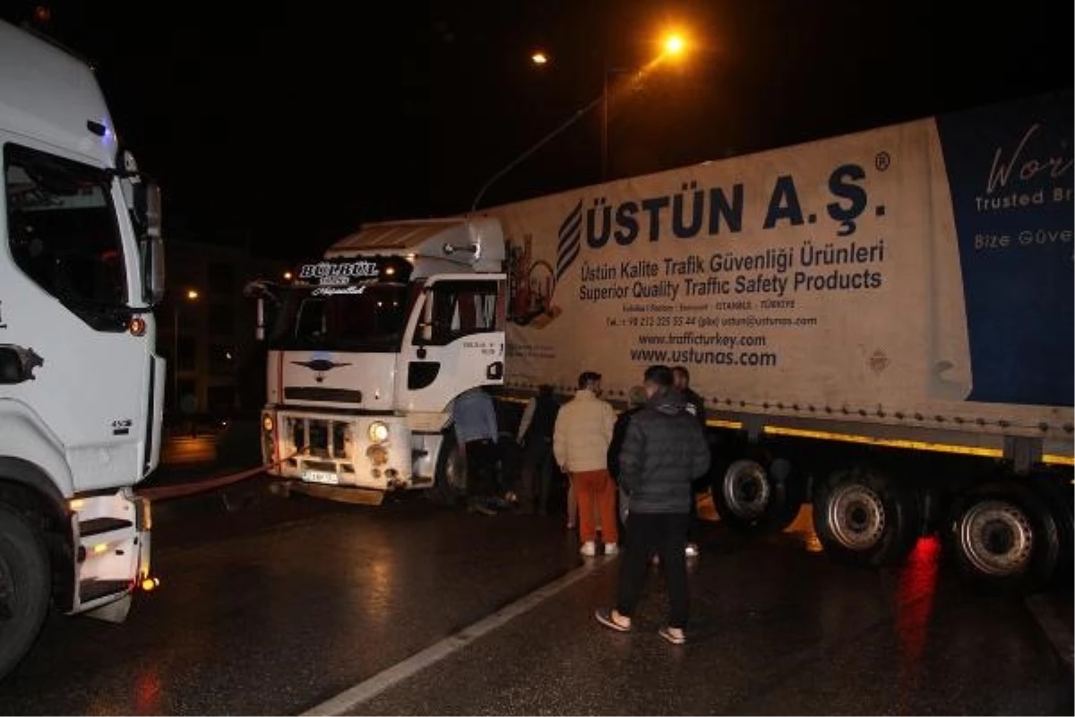 Yağışlı Havada Kontrolden Çıkan TIR Yolu Kapattı