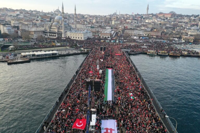 Yılın birinci gününde Galata’dan tarihi mesaj! İşte yürüyüşe katılan kişi sayısı