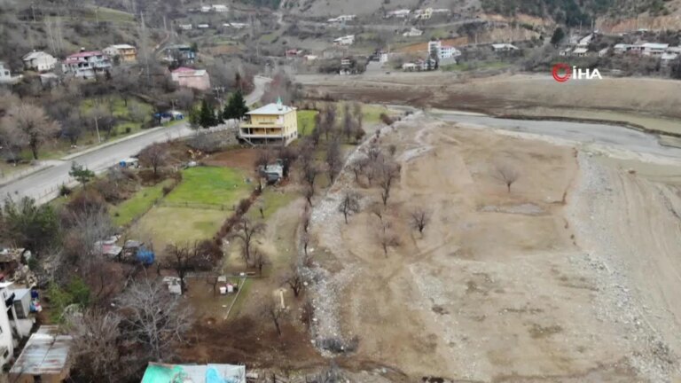 Yıllardır baraja atılan çöpler nedeniyle başları dertte