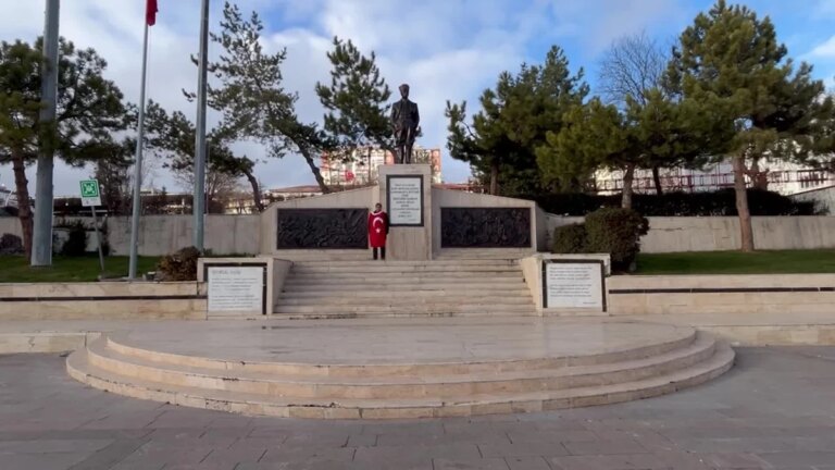 Yozgat’ta vatandaş, şehit askerler adına Atatürk Anıtı önünde nöbet tuttu