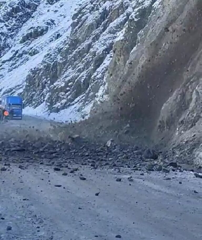 Yüksekova’da Heyelan: Yol Trafiğe Kapatıldı