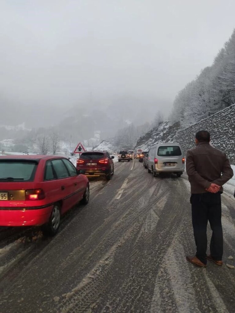 Zonguldak’ta Kar Yağışı Ulaşımı Olumsuz Etkiledi