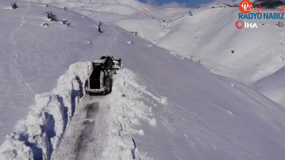 Bitlis’te 4 metreyi bulan karlı köy yollarında yol açma çalışması