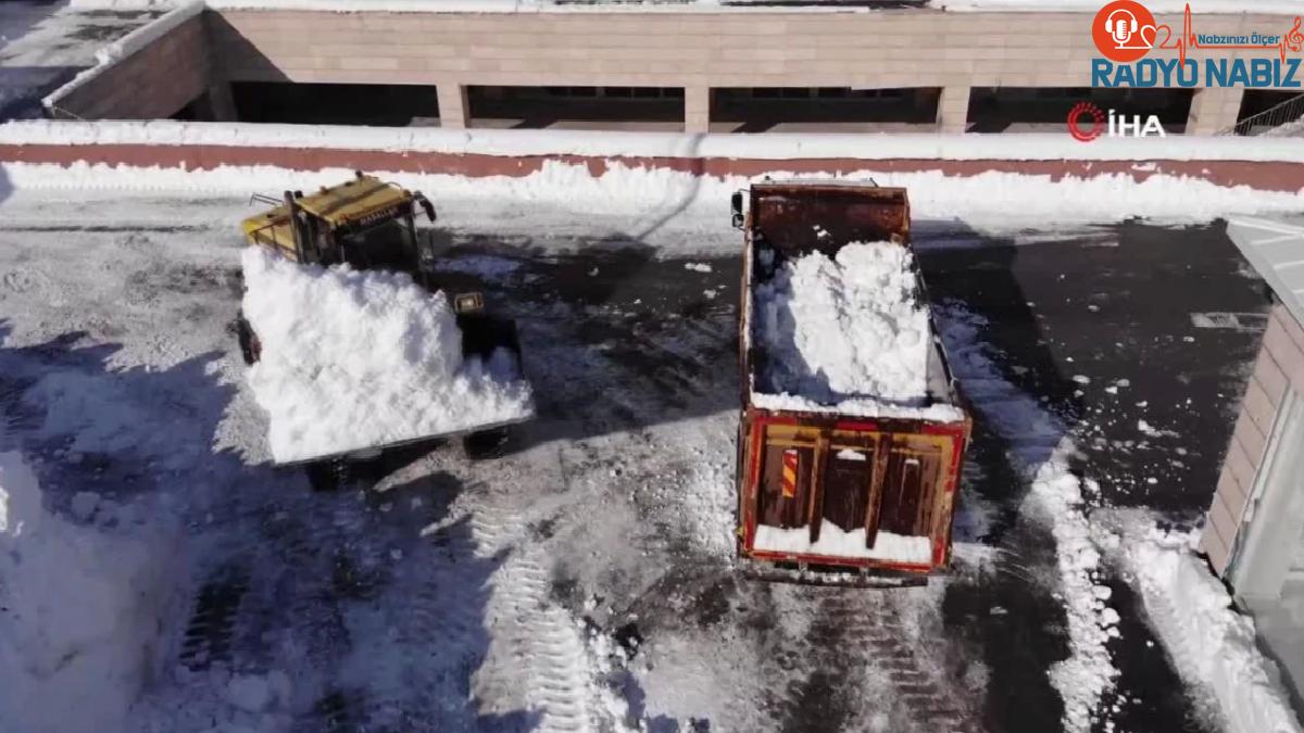 Bitlis’te kamyonlarla kar taşınıyor