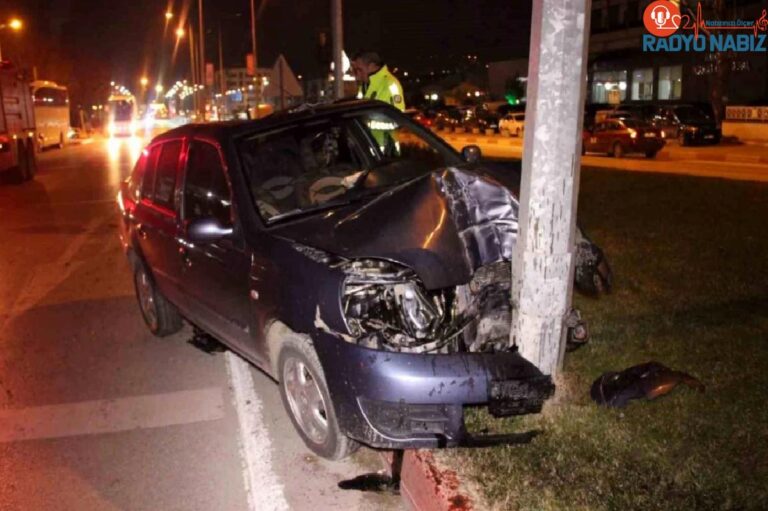 Çanakkale’de Elektrik Direğine Çarpan Otomobilin Sürücüsü Yaralandı