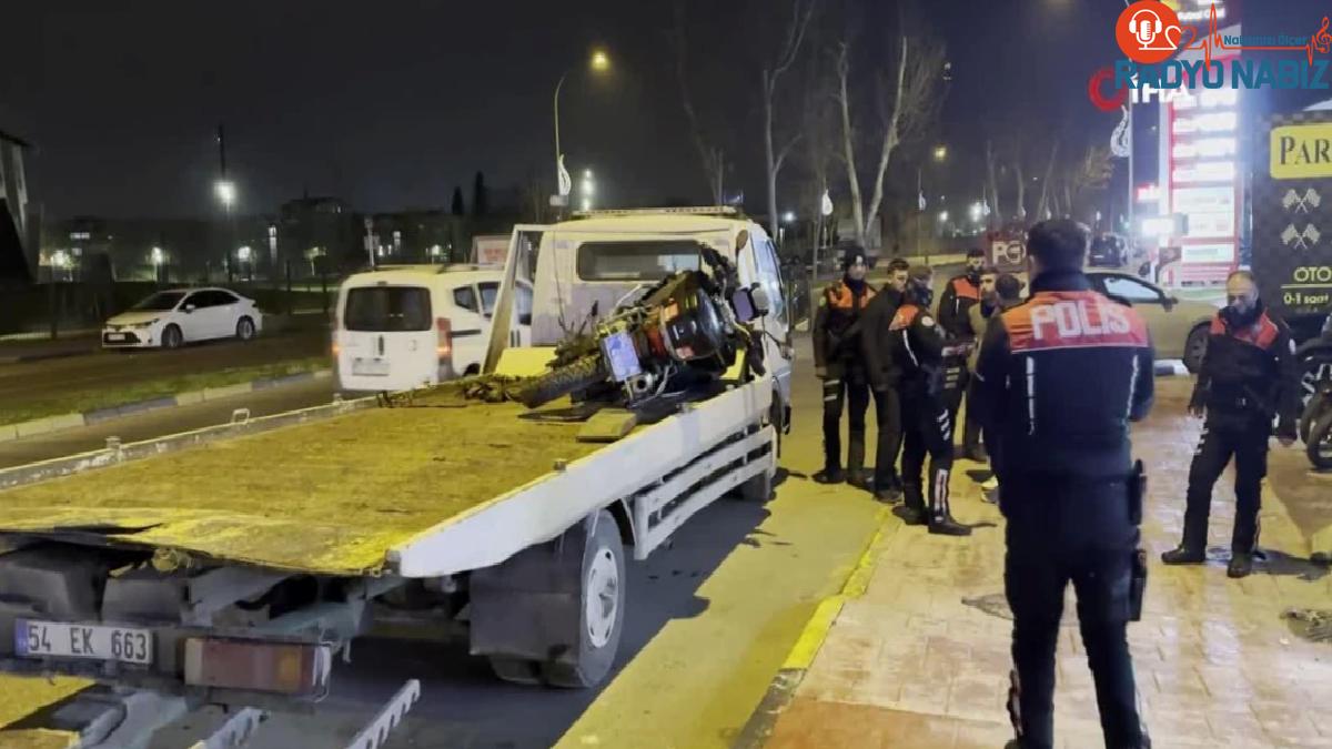 Çekicinin üstünde yan yatan motosikleti tutmak isteyen polis düşerek yaralandı