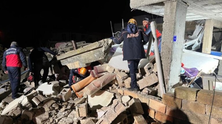 Şanlıurfa’da konut çöktü: 2 meyyit, 8 yaralı