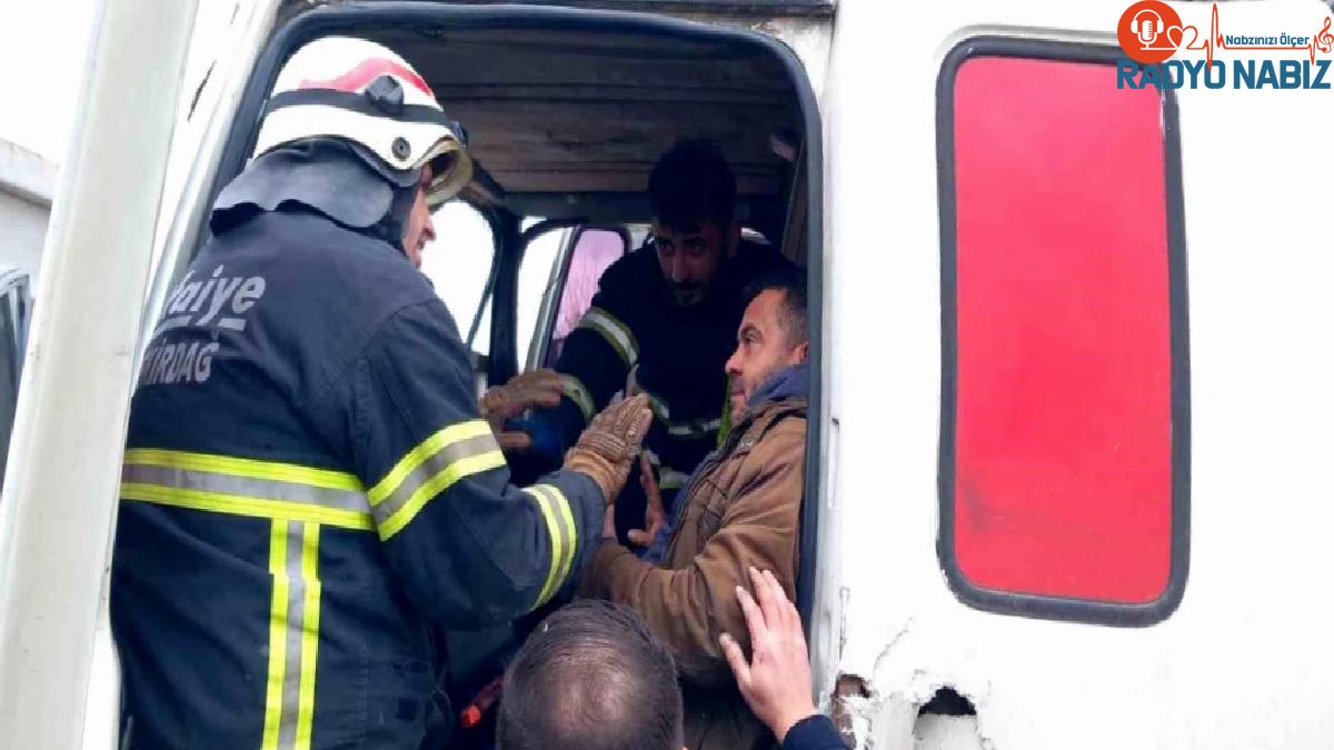 Tekirdağ Çorlu’da Tır ile Kamyon Çarpışması: Kamyon Sürücüsü İtfaiye Tarafından Kurtarıldı