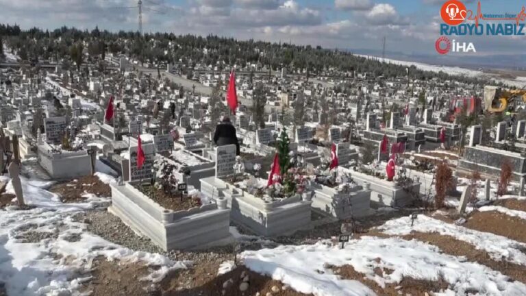 Zelzelede oğlu, gelini ile torunlarını kaybeden yaşlı bayan mezarlıktan ayrılamıyor