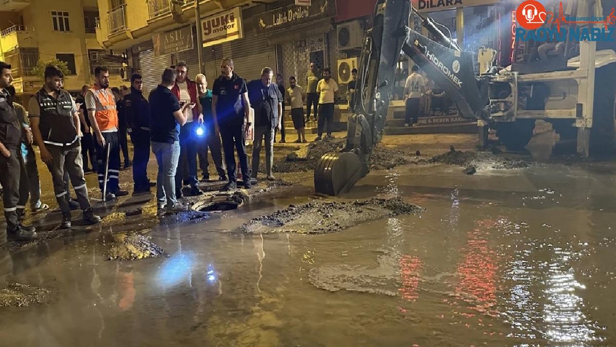 İskenderun’da Kanalizasyon Hattı Çalışması Sırasında Su Borusu Patladı