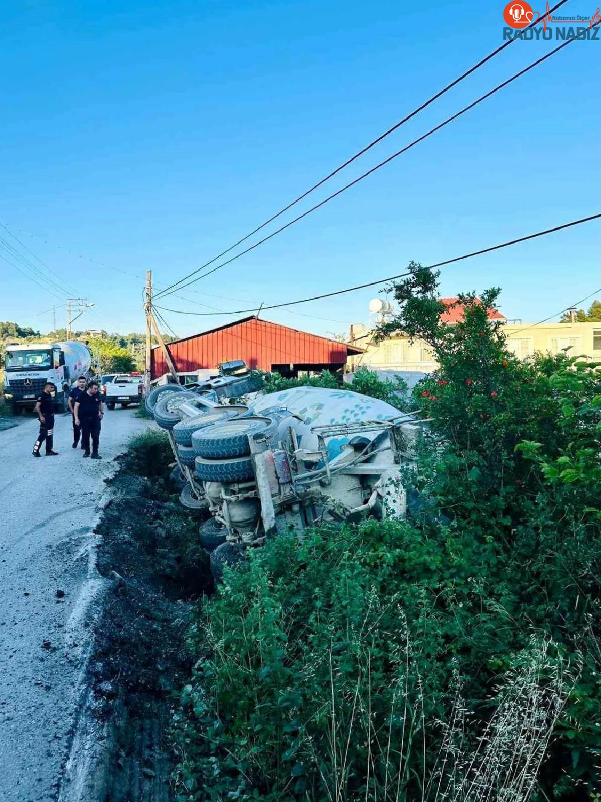 Antakya’da beton mikseri devrildi, şoför yaralandı