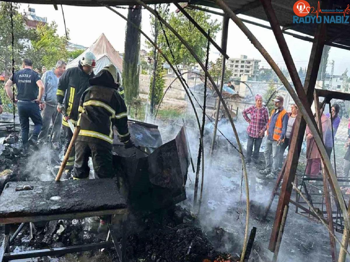 Antakya’da çıkan yangında baraka kullanılamaz hale geldi