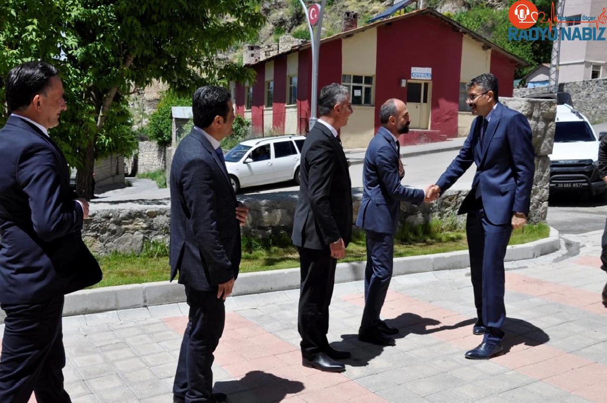 Hakkari Valisi Ali Çelik, Çukurca Belediye Başkanı Nazmi Demir’i ziyaret etti