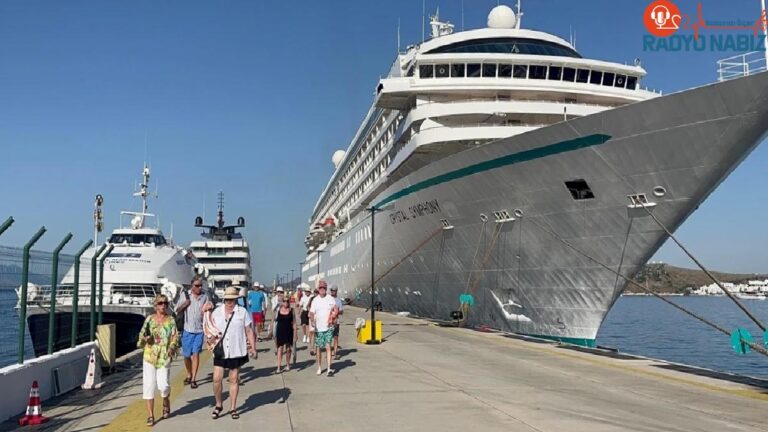 Crystal Symphony ve Emerald Azzurra Gemileri Bodrum’u Ziyaret Etti