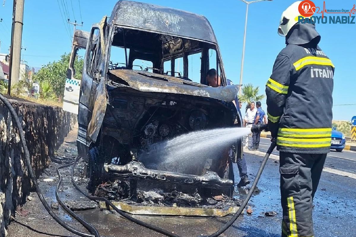 Manisa’da Yolcu Minibüsü Alev Aldı