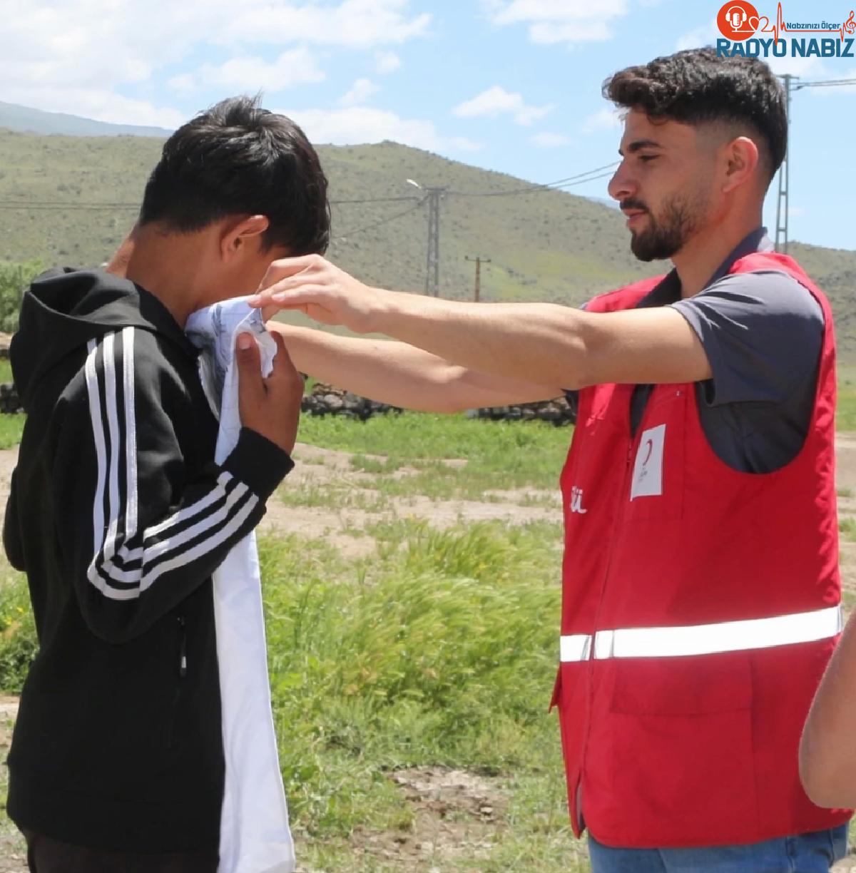 Türk Kızılayı Ağrı Dağı’ndaki Köylere Kıyafet Yardımı Yapıyor