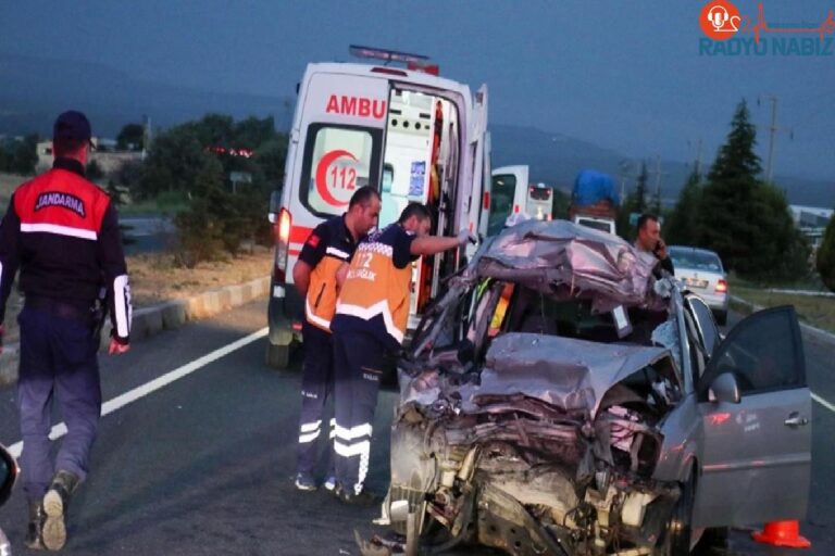 Uşak’ta kamyona arttan çarpan arabanın şoförü ömrünü yitirdi