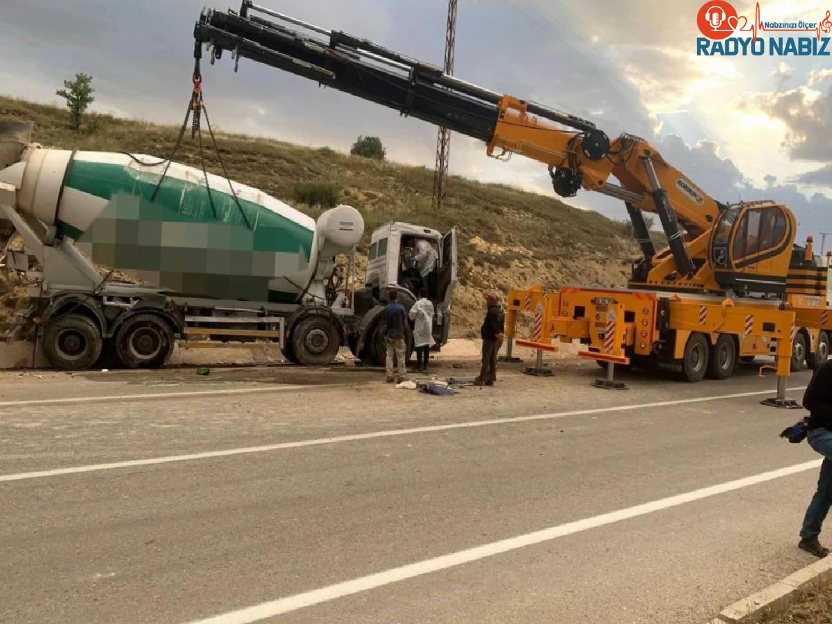 Bayburt’ta Beton Mikseri Yola Devrildi, Şoför Hayatını Kaybetti