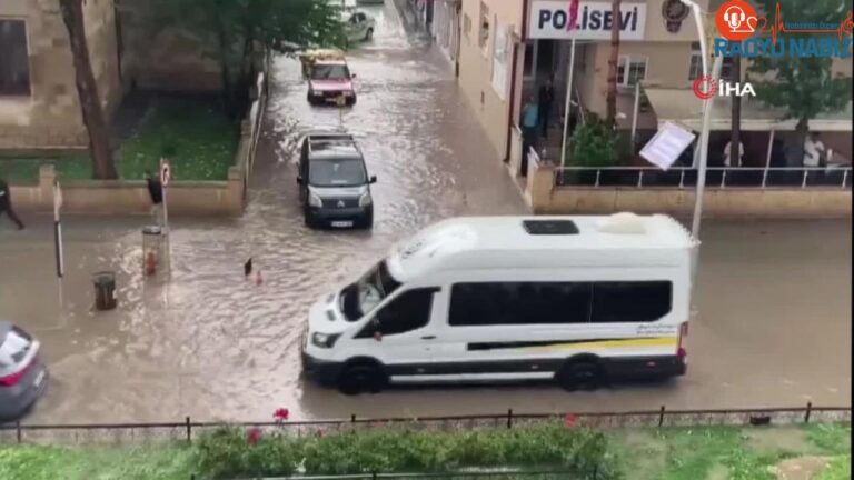 Bayburt’ta sağanak yağış cadde ve sokakları su bastı