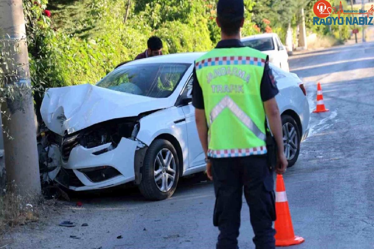 Elazığ’da Denetimden Çıkan Araba Beton Aydınlatma Direğine Çarptı