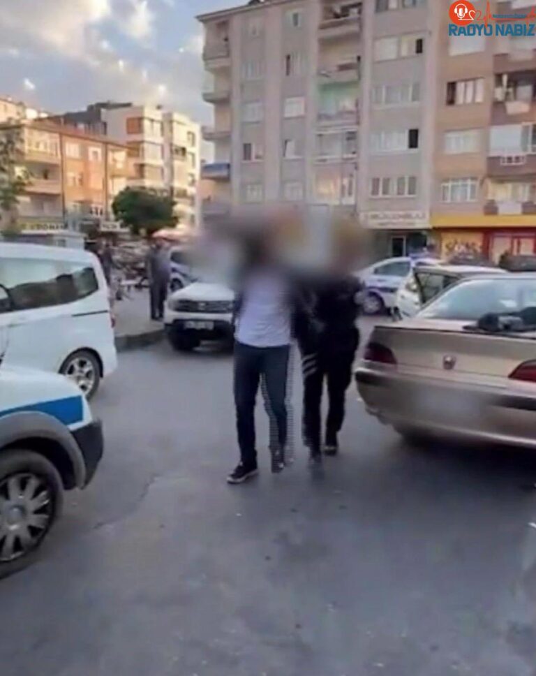 Kayseri’de polis kovalamacası sonucu yakalanan araçta polis telsizi ve yeleği bulundu