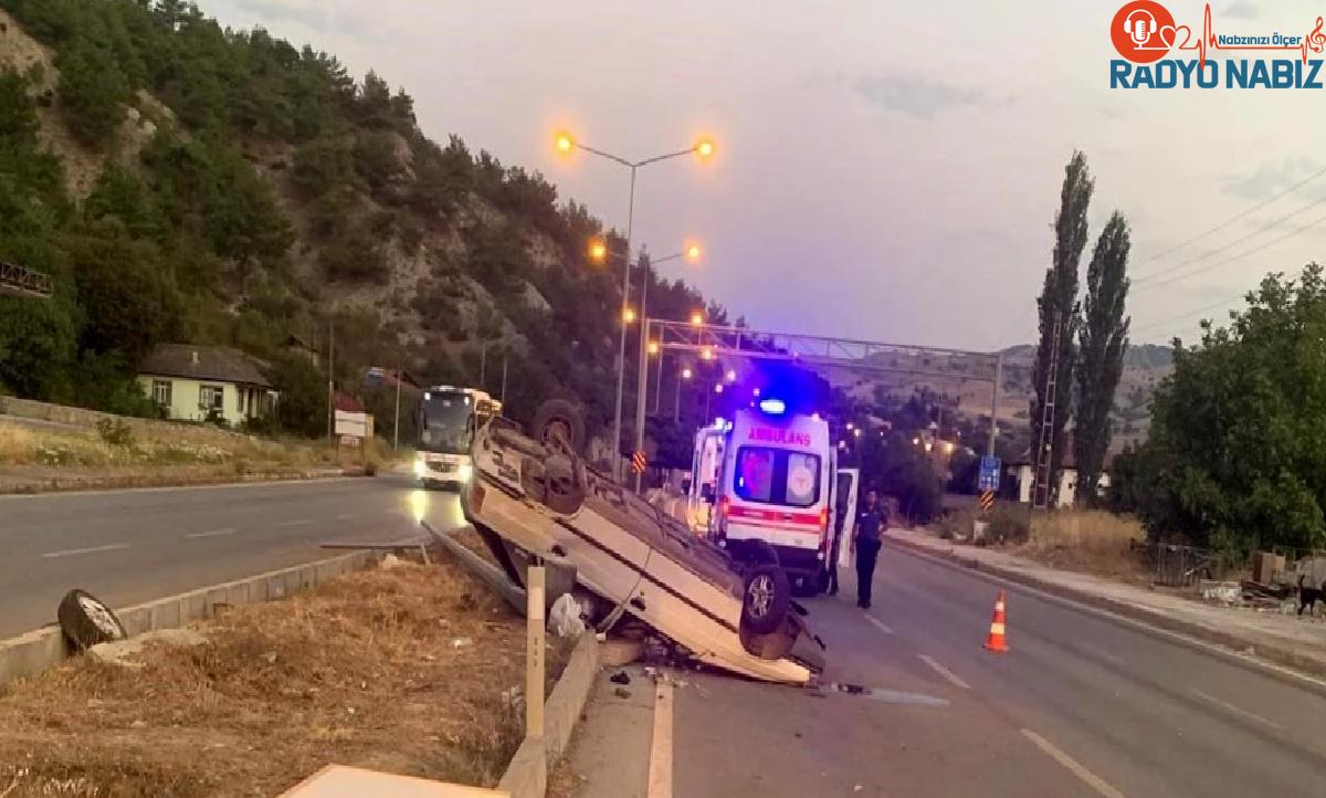 Amasya’da araba refüje dalıp aydınlatma direğine çarptı: 4 yaralı