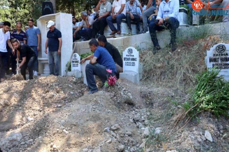 Hatay’da zelzelede yaralı olarak kurtarılan baba ömür gayretini kaybetti