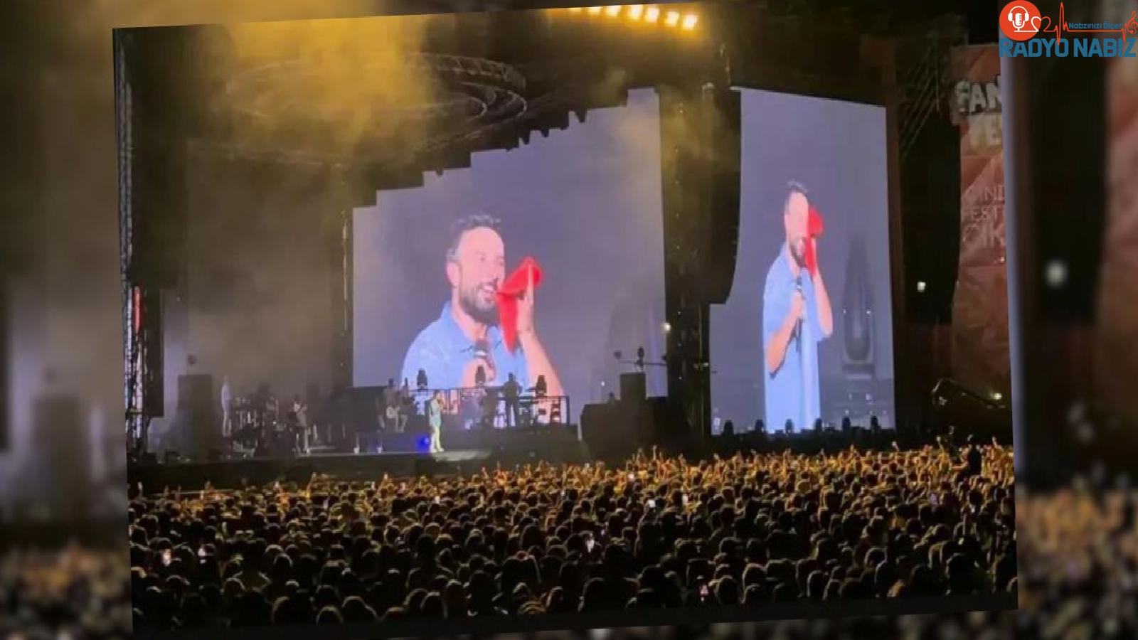 Megastar Tarkan Konserinde Seyircilerine Terli Havlu Fırlattı