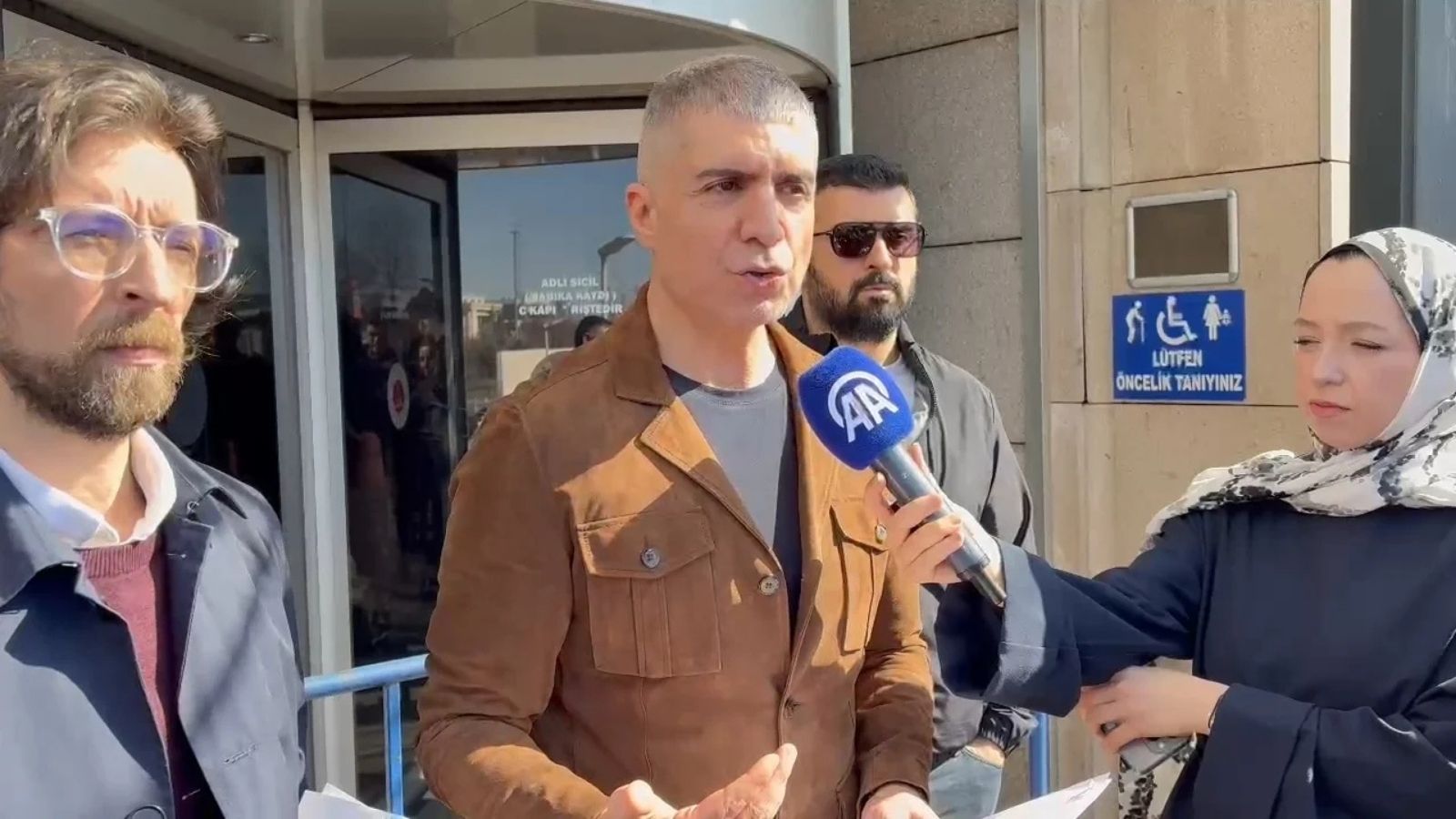 Özcan Deniz’den Adliye Önünde Bomba Çıkış: “Ev Yıkılsa Çadır Kurarım, Çocuğumun Hakkını Yedirmem!”